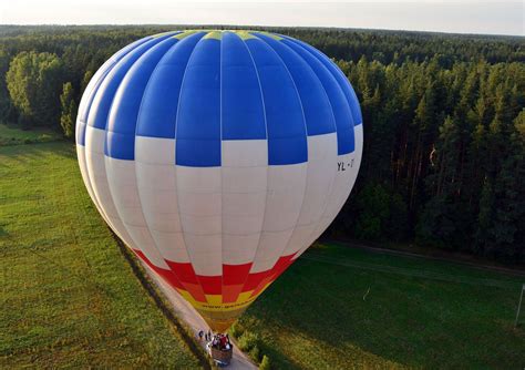 lidojums ar gaisa balonu.